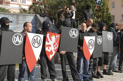 Pravicoví extremisté pochodovali 18. íjna v Litvínov na Mostecku a protestovali tak proti chování místních Rom.